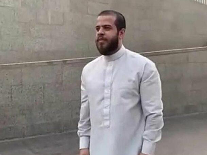 أدهم نابلسي يؤدي مناسك العمرة.